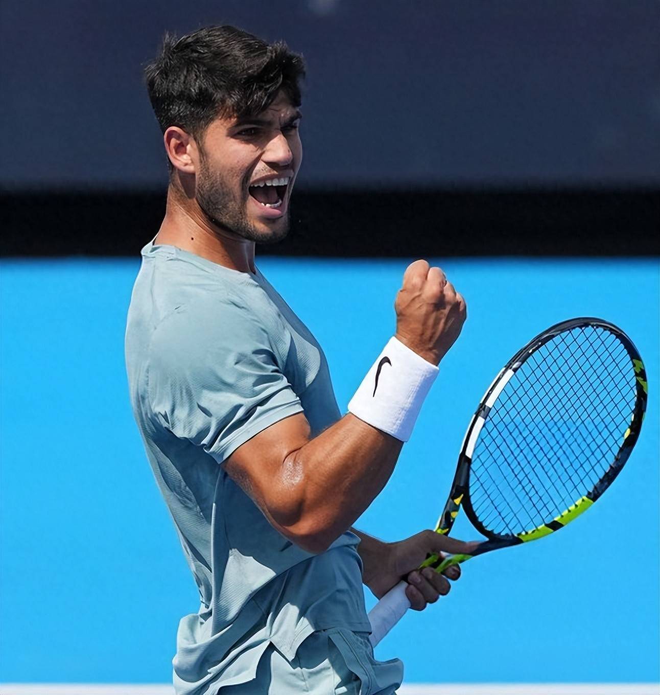 无限金币版游戏下载关于出色防守引发热议！，费德勒在G2比赛中战术调整气势如虹延续的信息