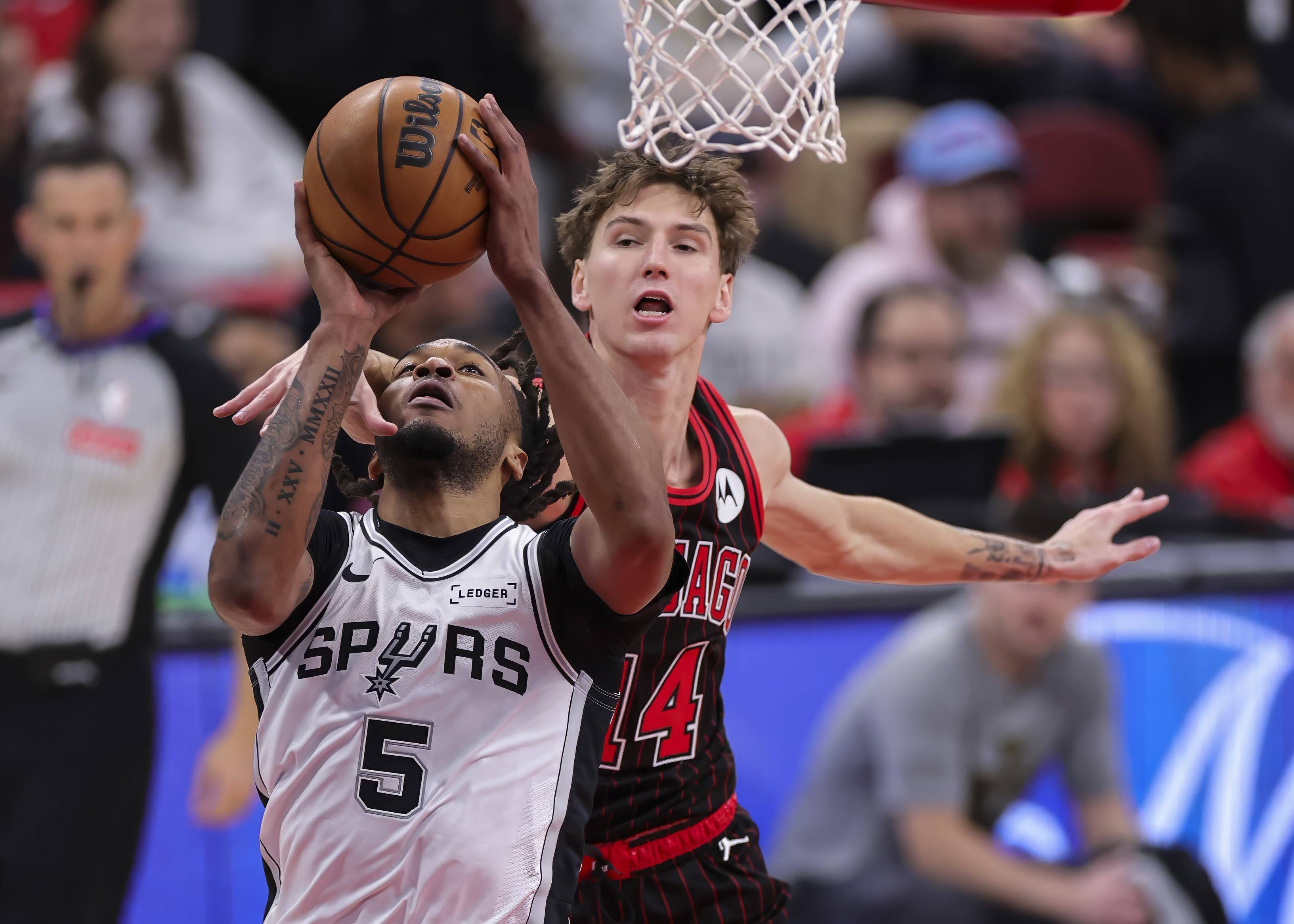 圣安东尼奥马刺加时末段复出首秀，志在NBA常规赛名次提升，气氛紧张，身体对抗强度拉满的简单介绍